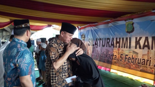 Irjen M Iriawan memeluk anak yatim. (Foto: Aria Pradana/kumparan)