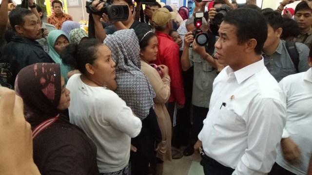 Menteri Pertanian Amran Sulaiman di Pasar Minggu (Foto: Anggi Dwiky Darmawan/kumparan)