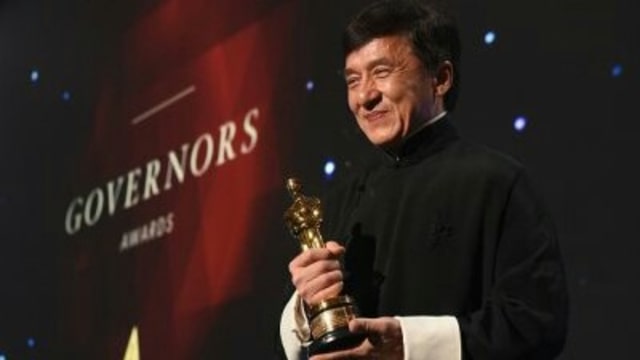 Jackie Chan mendapatkan Piala Oscar. (Foto: Website Jackie Chan)