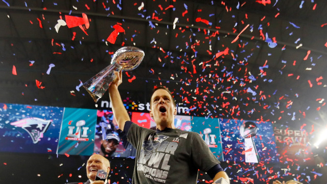 Tom Brady dan trofi Super Bowl. (Foto: Kevin C. Cox/Getty Images)