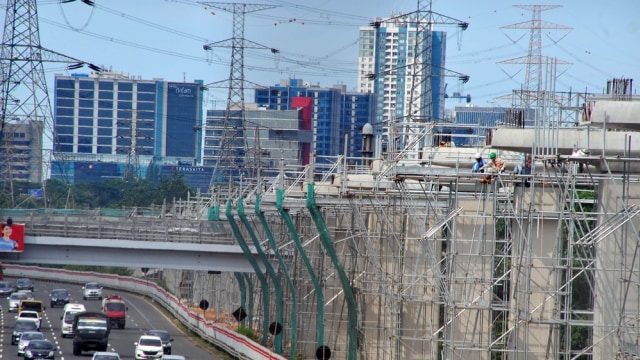 Pembangunan LRT di sepanjang jalan Tol Jagorawi. (Foto: Yulius Satria Wijaya/Antara)