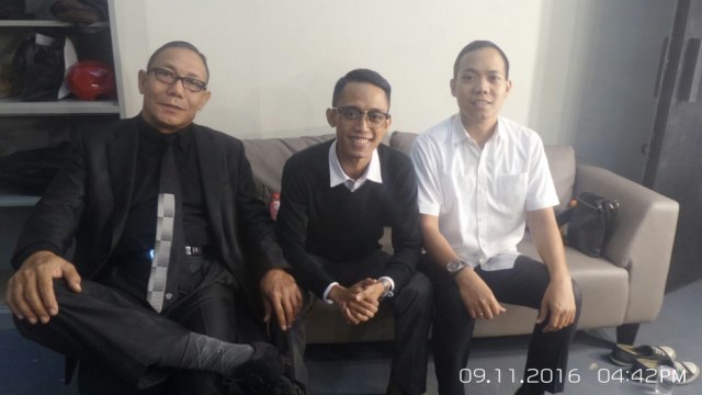 Kiswinar bersama tim pengacara. (Foto: Dok. Pribadi)