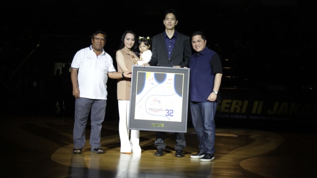 Rony bersama keluarga dan Erick Thohir. (Foto: Dok: Satria Muda Pertamina Jakarta)