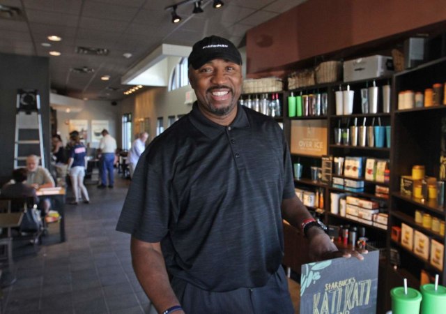 Vin Baker saat menjadi pegawai Starbucks. (Foto: megaricos.com)