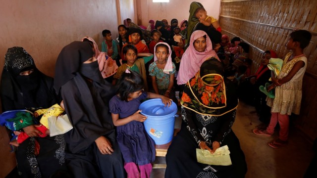 Pengungsi Rohingya mengunjungi pusat kesehatan. (Foto: Reuters)