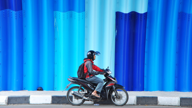 Pengendara motor melewati kolong flyover Antapani (Foto: Kevin Kurnianto/kumparan)