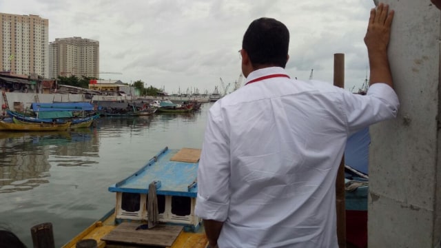 Anies mengecek kondisi Kampung Akuarium. (Foto: Wandha Hidayat/kumparan)