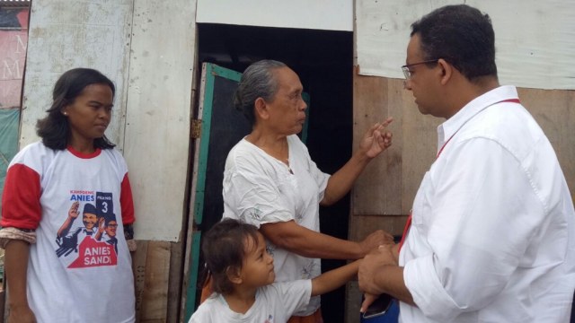 Anies berinteraksi dengan warga Kampung Akuarium. (Foto: Wandha Hidayat/kumparan)