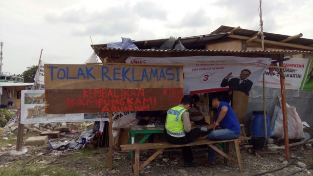 Anies Baswedan mendatangi Kampung Akuarium. (Foto: Wandha Hidayat/kumparan)