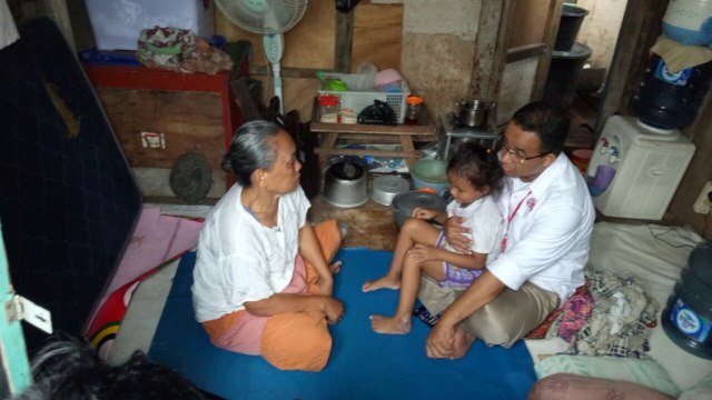 Anies mendatangi rumah warga Kampung Akuarium. (Foto: Wandha Hidayat/kumparan)