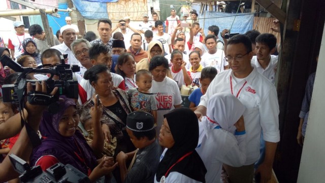 Anies berinteraksi dengan warga Kampung Akuarium. (Foto: Wandha Hidayat/kumparan)