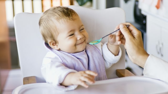 Ilustrasi bayi makan (Foto: Thinkstock)