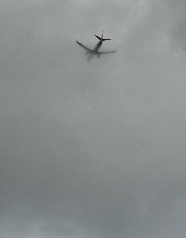 Waspada cuaca buruk di Makassar. (Foto: Antara/Yusran Uccang)