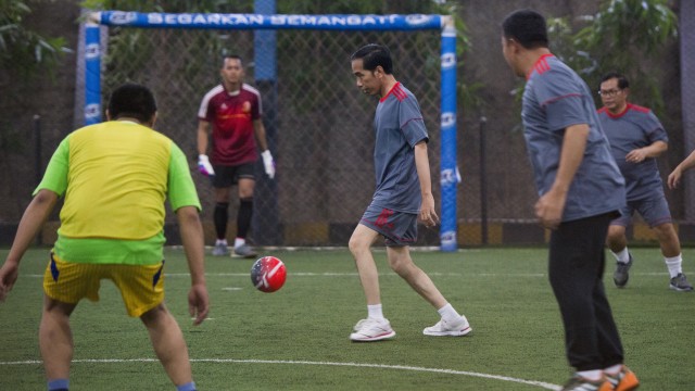 Jokowi bermain futsal di Kelapa Gading (Foto: Rosa Panggabean/antara)