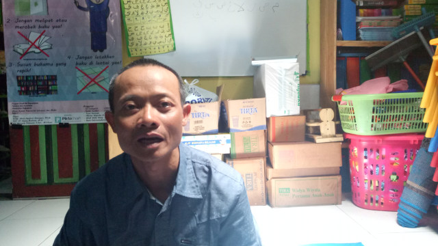 Kang Jack tukang parkir memiliki perpustakaan. (Foto: Akbar Ramadhan/kumparan)