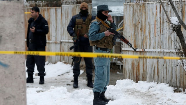 Polisi Afghanistan berjaga di lokasi ledakan bom. (Foto: REUTERS/Omar Sobhani)