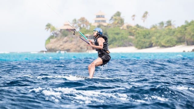 Obama menikmati kiteboarding di Pulau Virgin (Foto: Jack Brockway/Virgin )