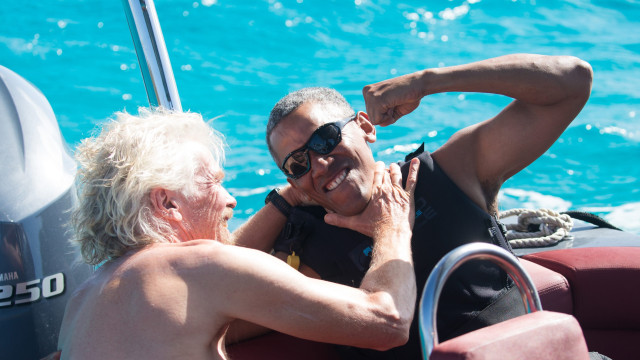 Obama bercanda dengan Branson. (Foto: Jack Brockway/Virgin )