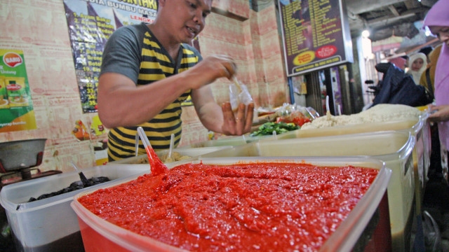 Penjual sambal (Foto: Prasetia Fauzani/Antara)