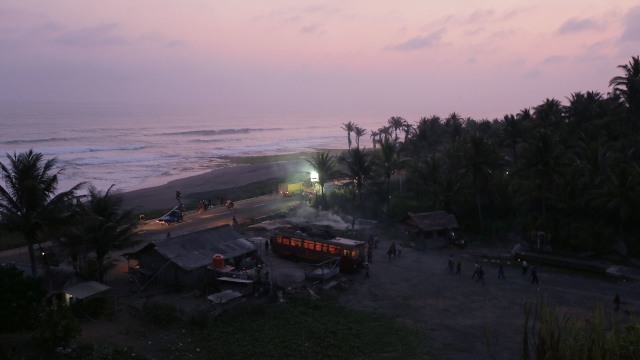 Film Night Bus syuting di tepi laut. (Foto: Dok. nightbuspictures.com)