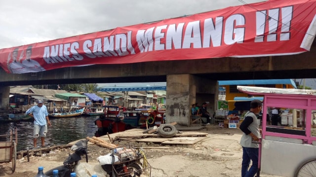 Spanduk pendukung Anies-Sandi di Kampung Nelayan. (Foto: Wandha Nur/kumparan)