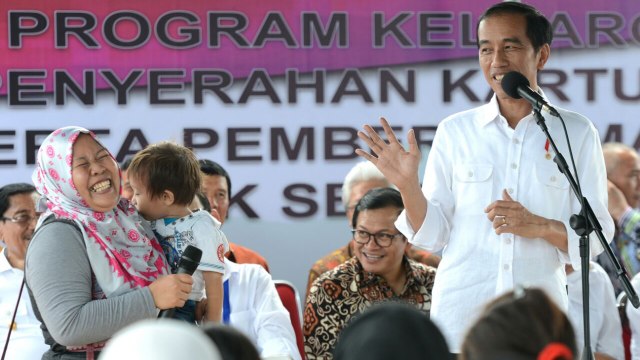 Jokowi berbincang dengan warga di Ambon. (Foto: Dok. Biro Pers Istana)