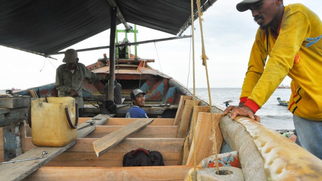 Sopek tua diruwat para perajin (Foto: Kevin Kurnianto/kumparan)