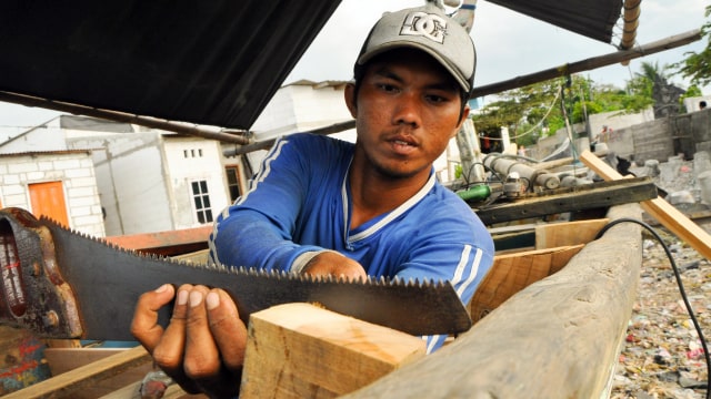 Heri menjadi perajin kapal usai tak tamat sekolah (Foto: Kevin Kurnianto/kumparan)