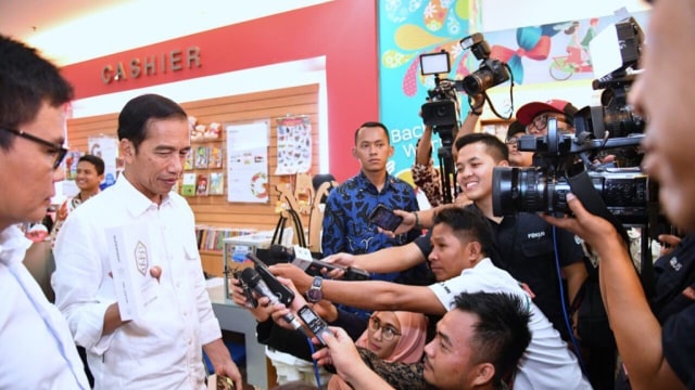 Jokowi menunjukkan buku Dee yang ia beli (Foto: Twitter/ @ulinyusron)