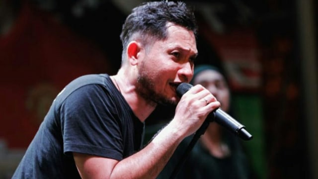 Vokalis band Andra & The Backbone bersuara khas. (Foto: Instagram/deddylisan)