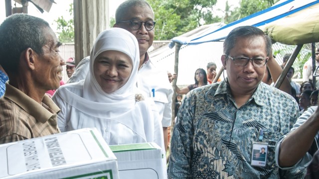 Mensos Khofifah memberikan bantuan kepada warga. (Foto: Embong Salampessy/Antara)