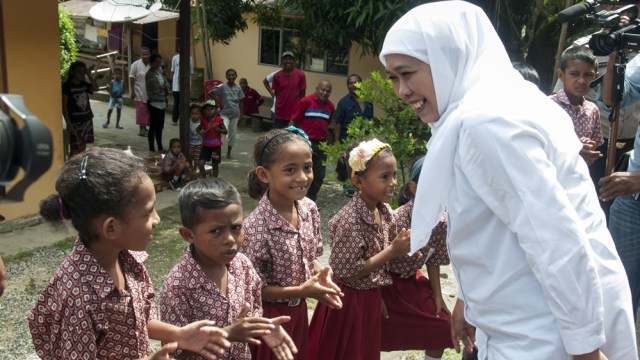 Mensos Khofifah menyapa anak-anak di Ambon. (Foto: Embong Salampessy/Antara)