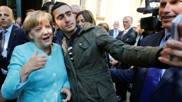 Angela Merkel selfie bareng pengungsi Suriah. (Foto: Credit Fabrizio Bensch/Reuters)