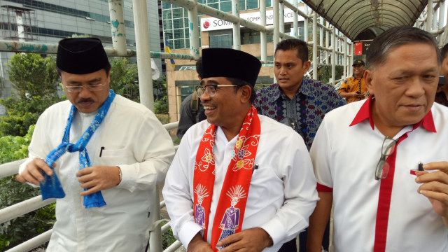 PLT Soni Sumarsono saat menaiki JPO. (Foto: Akbar Ramadhan/kumparan)