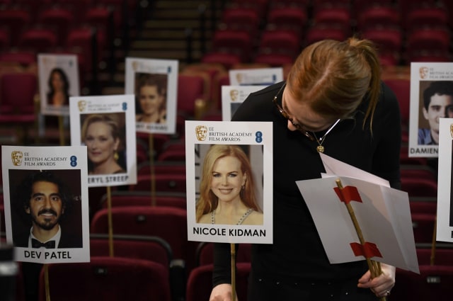 Georgia Cox mengatur tempat duduk untuk tamu. (Foto: Reuters/Toby Melville)