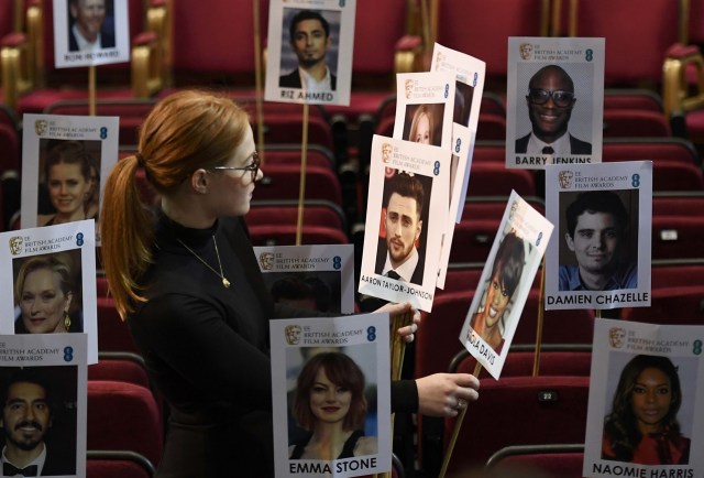 Kursi tamu undangan sedang diatur. (Foto: Reuters/Toby Melville)