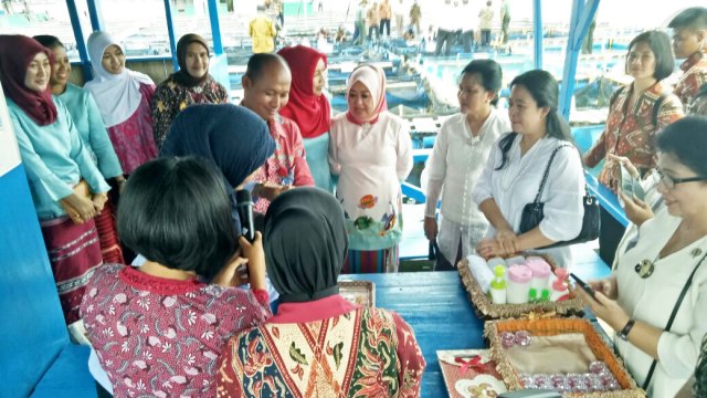 Iriana melihat proses pembelahan kerang mutiara. (Foto: Dok. Istimewa)