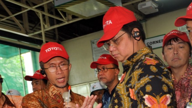 Menperin Airlangga Hartarto (batik hitam) (Foto: Audy Alwi/Antara)