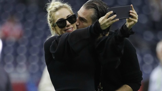 Lady Gaga dan sang kekasih Christian Carino. Foto: AP