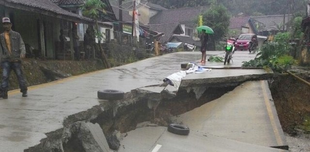 Jalan amblas di Malingping, Lebak, Banten. (Foto: Facebook Banten News)