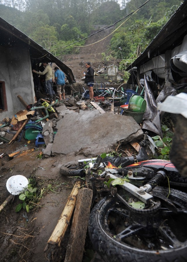 Warga mencari barang yang masih bisa diselamatkan. (Foto: Antara/Nyoman Budhiana)