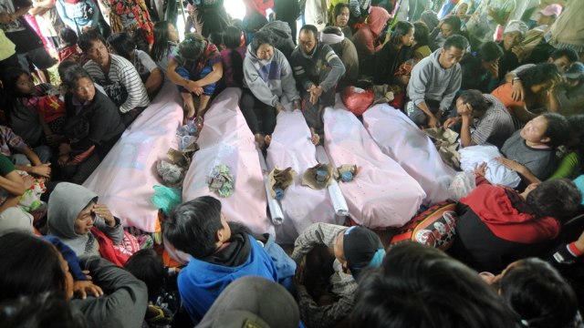 Berduka di samping jenazah korban longsor. (Foto: Antara/Nyoman Budhiana)