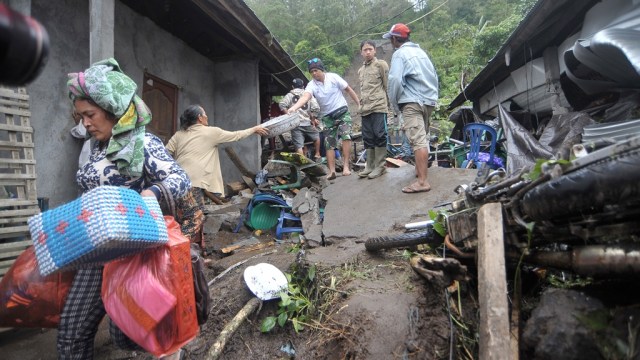 Warga mencari barang yang masih bisa diselamatkan. (Foto: Antara/Nyoman Budhiana)