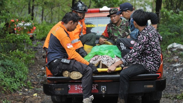 Petugas Badan Penanggulangan Bencana Daerah. (Foto: Antara/Nyoman Budhiana)