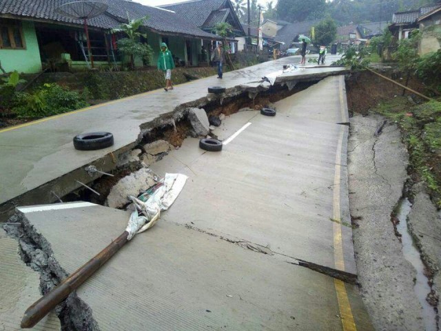 Jalan Amblas di Malimping. (Foto: Istimewa)