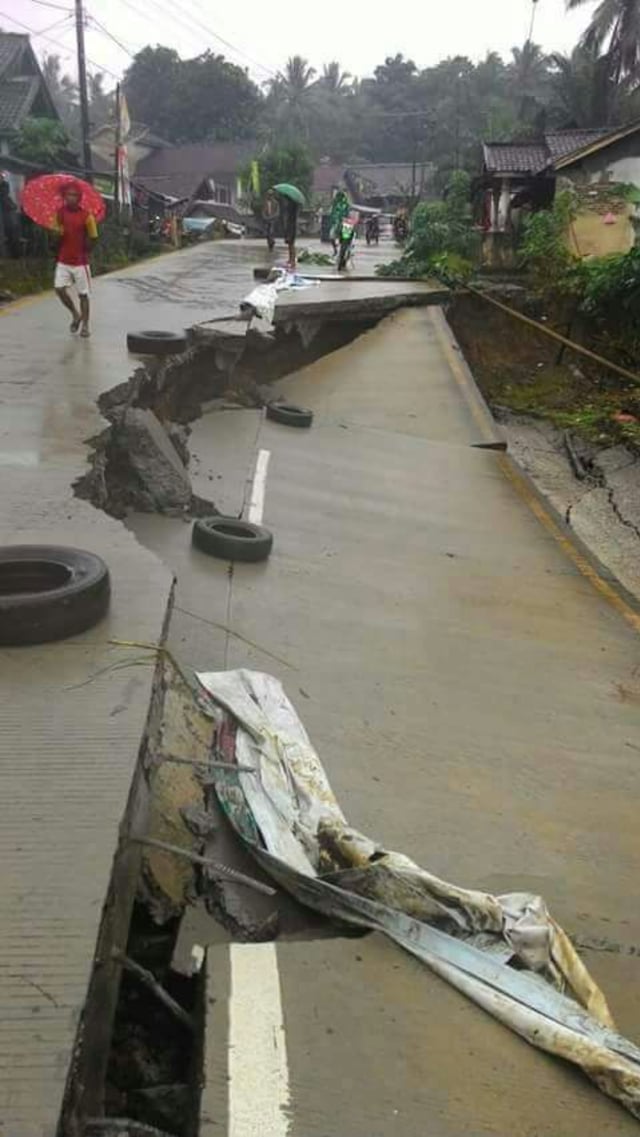 Jalan Amblas di Malimping. (Foto: Istimewa)