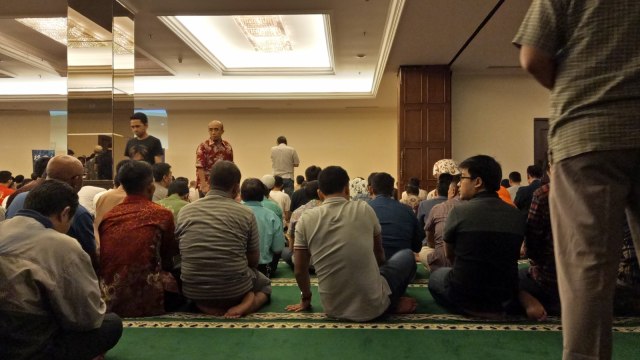 Suasana salat Jumat di Bellagio Mall. (Foto: Aprilandika Pratama/kumparan)