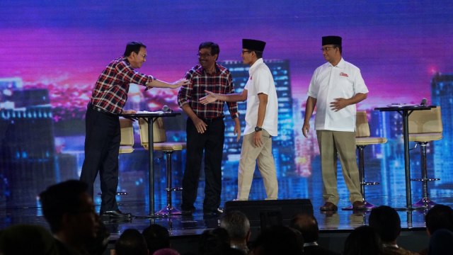 Anies-Sandi menyalami Ahok-Djarot jelang debat (Foto: Aditia Noviansyah/kumparan)