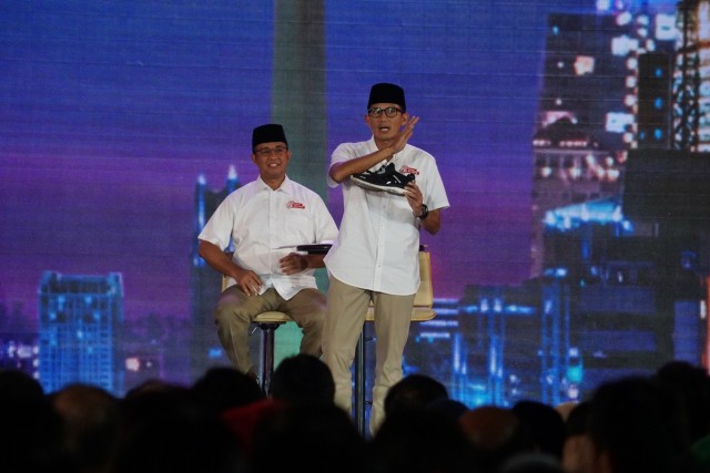 Sandi mengangkat sepatu saat di debat pilgub. (Foto: Aditia Noviansyah/kumparan)