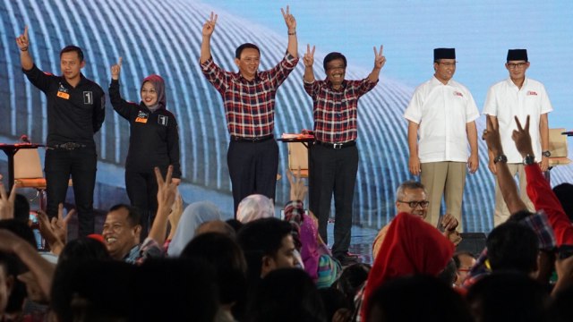 Paslon usai debat cagub DKI ke 3. (Foto: Aditia Noviansyah/kumparan)